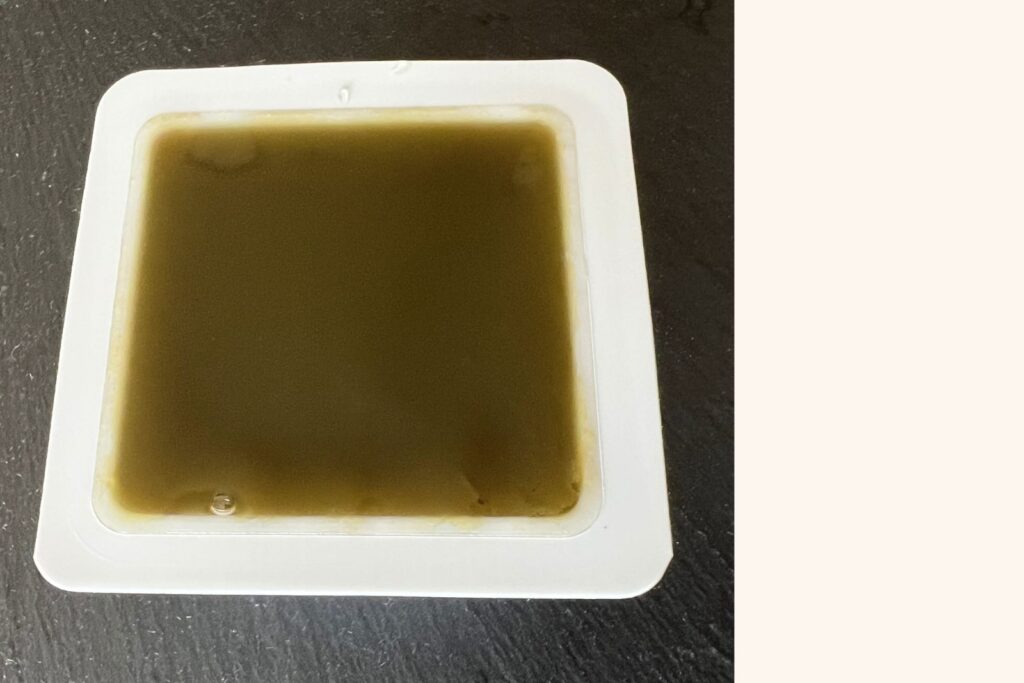容器のフタを開けたゆるるか抹茶