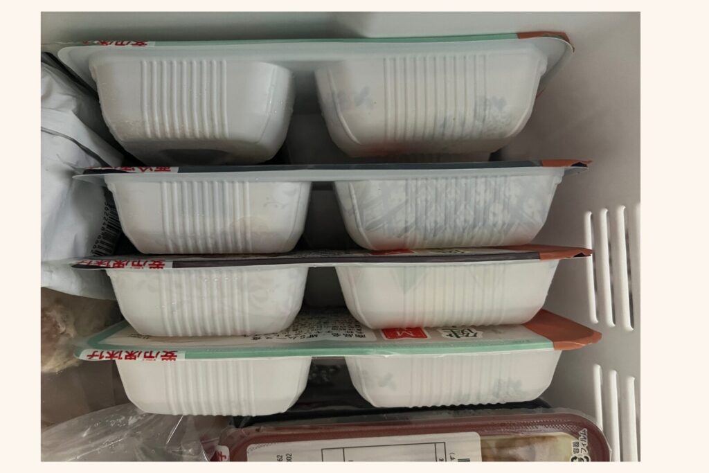 冷凍庫にMFSやわらか食6食分を重ねて収めた様子
