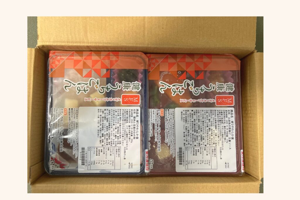 段ボールを開けたところ。MFSやわらか食のお弁当が並んでいる