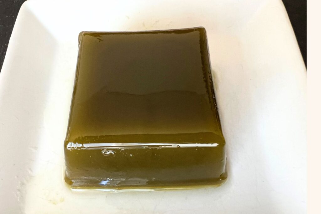ゆるるか抹茶をお皿に出したところ