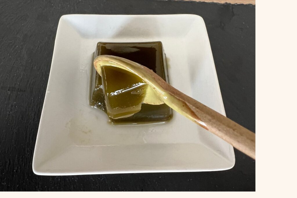 ゆるるか抹茶をスプーンでつぶしたところ