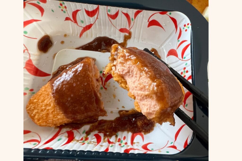 サーモンフライを箸で切ったところ。衣と中身が分かれて見える