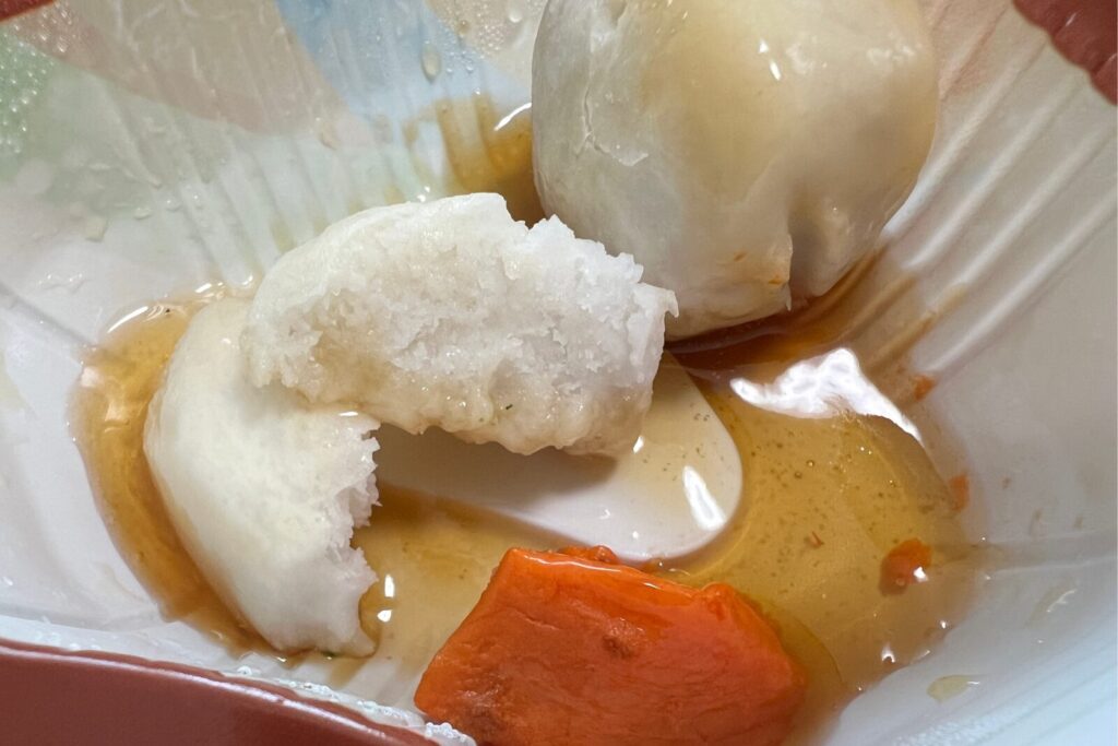 半分に割った里芋の断面と、やわらかく煮たにんじん
