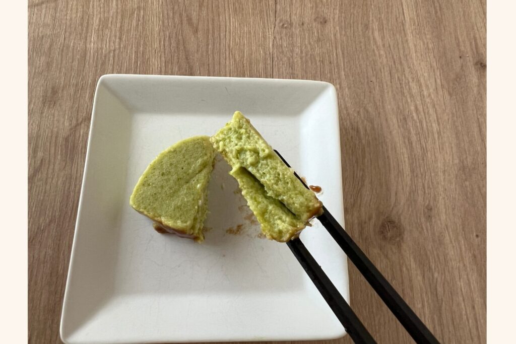 アスパラのムースを箸で持ち上げたところ。切っても崩れていない