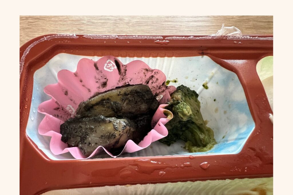 ピンクの紙カップに入ったなすのごま味噌和えと、となりのブロッコリーのくるみ和え
