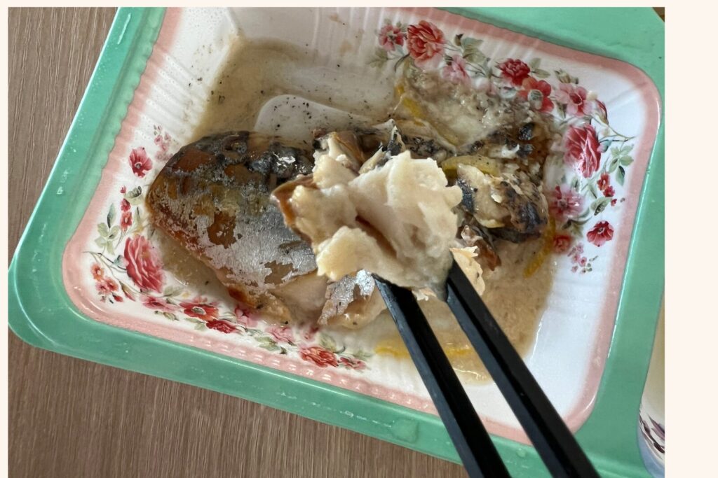 箸で切ったさばの塩焼きの断面