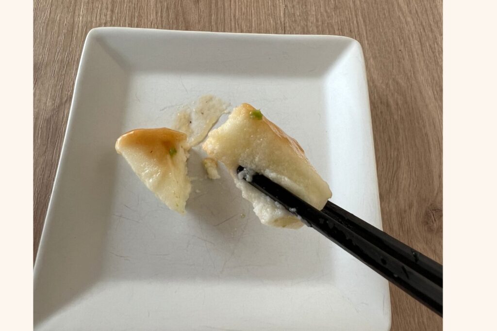 じゃがいものあんかけを箸で持ち上げたところ。軽く割れているが形は残っている