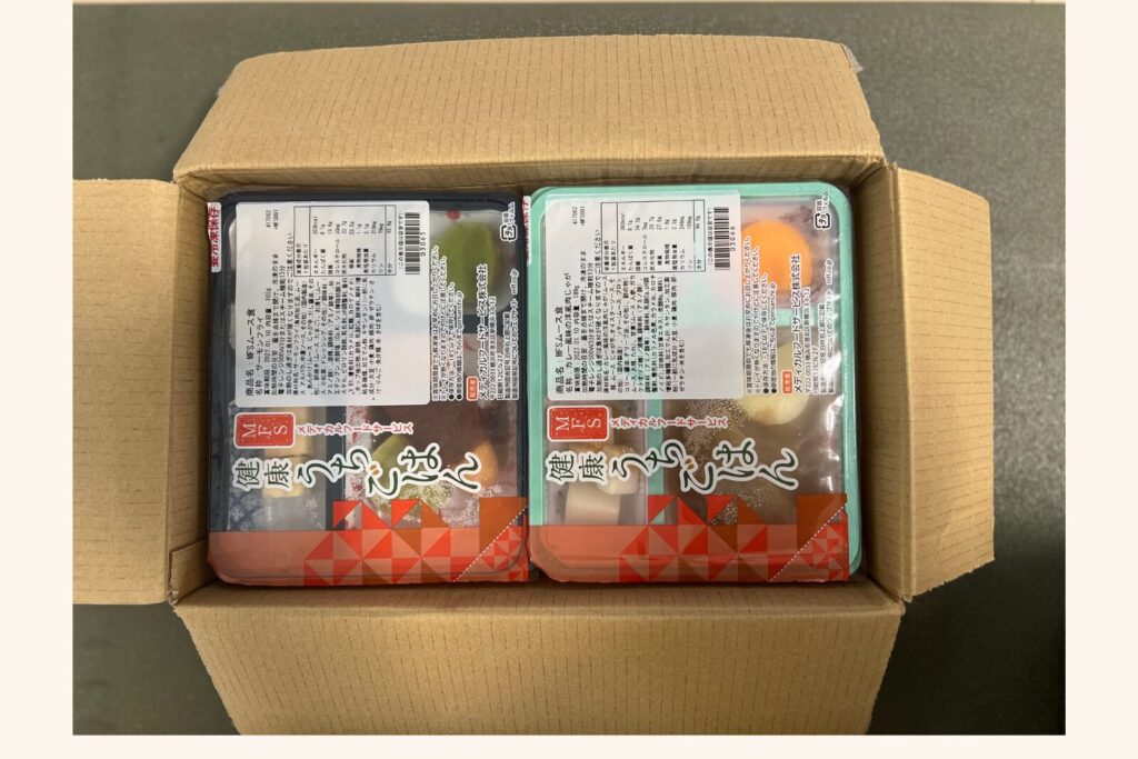 メディカルフードサービスのムース食が冷凍便の段ボールに入って届いたところ