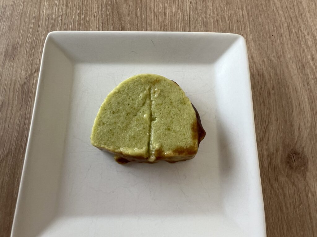 アスパラのムースに箸を当てたところ。箸の跡が線になって沈むほどやわらかいが、崩れていない