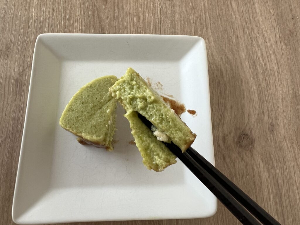 アスパラのムースを箸で持ち上げたところ。半分に分かれても形が残っている